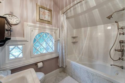 חדר אמבטיה סגול בבית ויקטוריאני