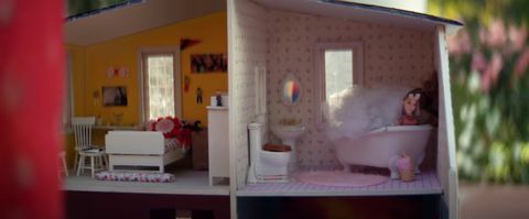 rumah boneka dengan kamar berwarna-warni