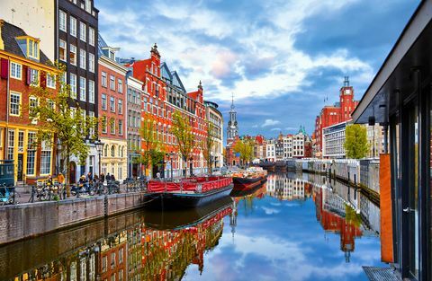 Kanalen i Amsterdam Nederländerna rymmer floden Amstel