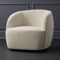 Gwyneth Paltrow의 Sold-Out Goop x CB2 Shearling Chair의 더 저렴한 버전이 있습니다.