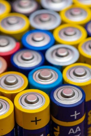 viele gebrauchte aa-elektrobatterien, aufrecht aufgereiht und von oben betrachtet konzepte der energieverschwendung und des batterierecyclings