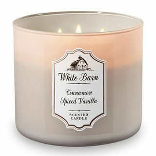 Lumânare albă de vanilie condimentată cu scorțișoară albă