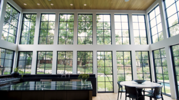 Dieser Küchenzusatz aus Glas verbindet nahtlos den Innen- und Außenbereich