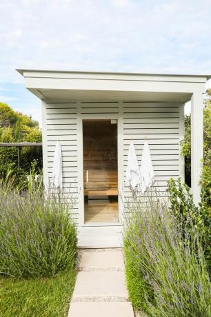 volně stojící sauna v zahradě