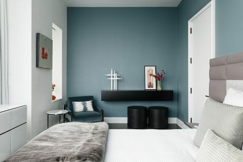 спалня, зелено синя стена, черни рафтове