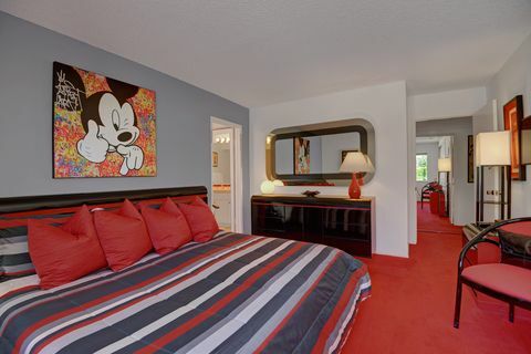 Спальня, Комната, Мебель, Кровать, Недвижимость, Простыня, Дизайн интерьера, Каркас кровати, Красный, Постельные принадлежности, 