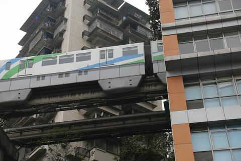 El tren ligero pasa por un edificio residencial en Chongqing
