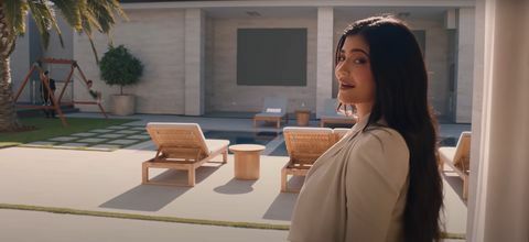 Kylie Jenner ir baseins viņas Losandželosas savrupmājas vidū, kā redzams viņas 73 jautājumu videoklipā modē.