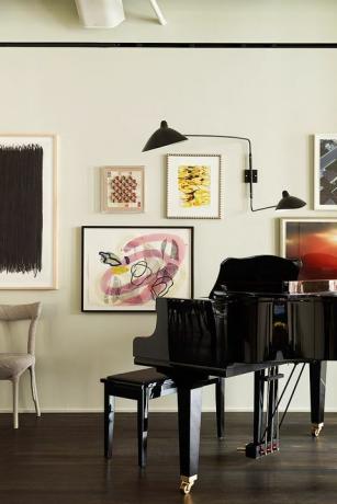 piano en el pasillo moderno