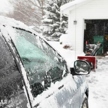 รถและเครื่องเป่าหิมะบนถนน Winter Blizzard Drive