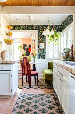 кухня с узорчатым ковром и цветочными обоями