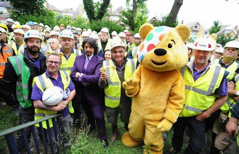 DIY SOS: Million Pound Build for BBC Children in Need - Laurence Llewelyn-Bowen, Pudsey Pudsey împreună cu echipa DIY SOS, inclusiv Nick Knowles