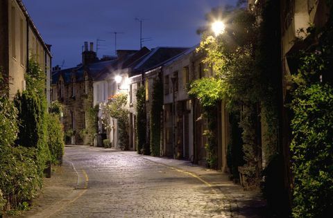स्कॉटलैंड की राजधानी एडिनबर्ग में एक पुरानी सड़क का रोमांटिक दृश्य