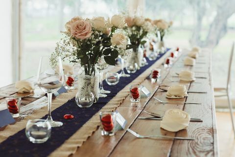 Ustawienia stołu weselnego w stylu wiejskim