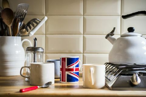 Bancone della cucina con brocca di utensili e tazze da caffè