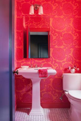 أحمر ، حمام ، وردي ، غرفة ، مرحاض ، عقار ، بنفسجي ، جدار ، تصميم داخلي ، تركيبات سباكة ، 