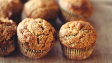 < p> Faça a transição do verão para o outono com estes muffins de abóbora e abobrinha. </p> < p> Obtenha a receita de < a href = " http://foodess.com/recipes/moist-pumpkin-zucchini-muffins/"> Foodess</a>.</p>