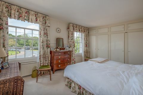 Rose Cottage, rumah masa kecil aktor Pink Panther David Niven di desa Bembridge di Isle of Wight, dijual seharga £975.000.
