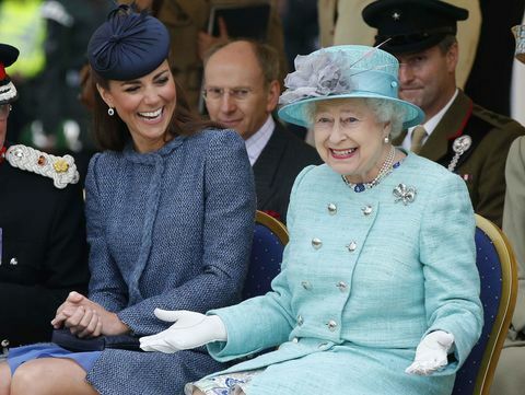 Kate Middleton su karaliene Elizabeth