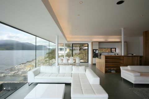 Elegantní otevřený obývací pokoj s logem