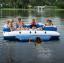 Amazon está vendiendo un mega flotador para 8 personas que viene equipado con un sistema de sonido para que pueda continuar la fiesta