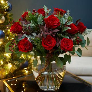 Sarkanā samta rožu pušķis (piegāde no 2021. gada 1. decembra)