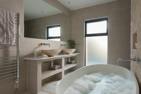 Mūsdienīga vannas istaba ar brīvi stāvošu vannu