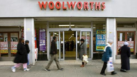 Alışveriş yapanlar bir Woolworths mağazasının önünden geçiyor