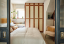Betonowa piwnica przekształcona w elegancką sypialnię dla gości