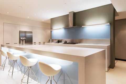 Moderne witte keuken met witte verlichting