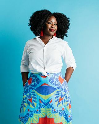 rochelle porter w kolorowej spódniczce z nadrukiem