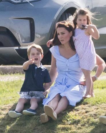 Prins George og prinsesse Charlotte Lek med Kate Middleton