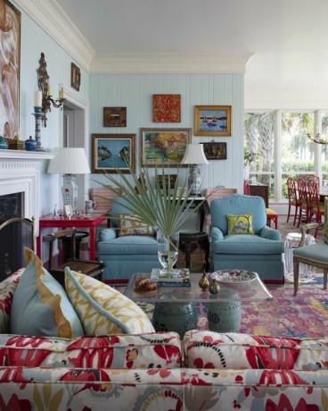 ruang tamu, kursi sofa biru, sofa warna-warni, karpet area, shiplap biru vertikal, ketenaran dan karya seni