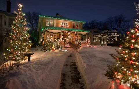 منزل تاريخي قديم مع أضواء عيد الميلاد