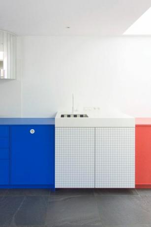 barevné kuchyňské skříně