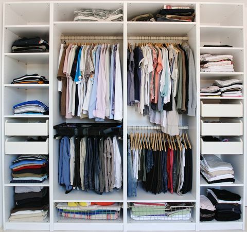 Organiserad öppen garderob