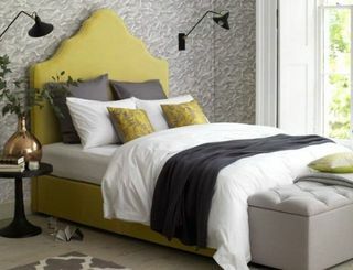 노란색, 침대, 벽, 룸, 침구, 섬유, 침실, 바닥, 램프, 인테리어 디자인, 