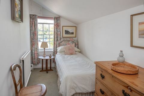 와이트 섬(Isle of Wight)의 벰브리지(Bembridge) 마을에 있는 핑크 팬서(Pink Panther) 배우 데이비드 니븐(David Niven)의 어린 시절 집인 로즈 코티지는 £975,000에 판매 중입니다.