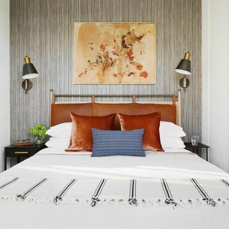 Byron risdon washington dc dom, sypialnia, biała pościel, pomarańczowe poduszki