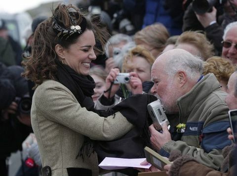 Kate Middleton har sin hånd kysset af en kongelig fan