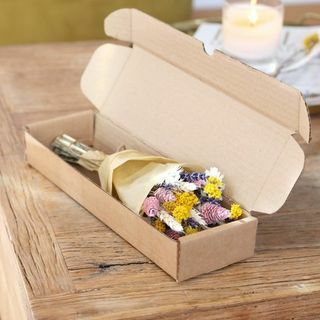 Pudełko na listy z suszonych kwiatów z bukietem kwiatów