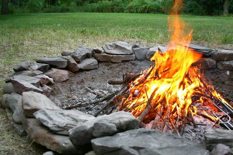 Hoguera de verano en pozo de fuego de piedra