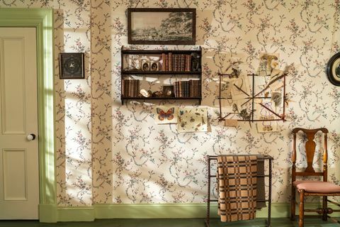 dormitorio de emily dickinson, tal como aparece en " dickinson", el papel tapiz floral de nueva inglaterra es de thomas strahan, para colgantes de pared de waterhouse