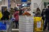 ロシア・ウクライナ戦争：イケアの閉店で買い物客がパニックに