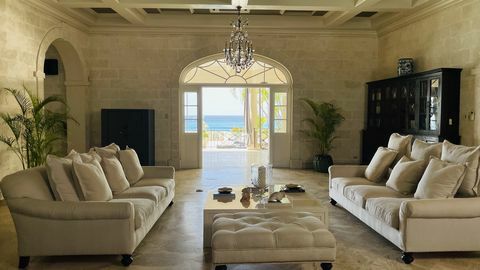 Una toma interior de la casa de la familia Cameron en las Bahamas en la segunda temporada de Outer Banks, filmada en Barbados.