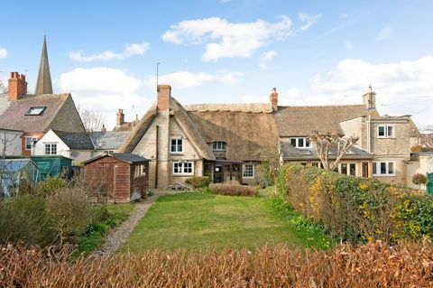 cottage con il tetto di paglia in vendita nel villaggio di banbury dove è stato girato l'abbazia di Downton