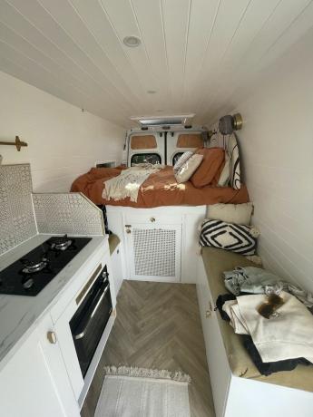 Ein Paar verwandelt einen Van in ein atemberaubendes Wohnmobil