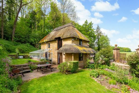 unico cottage con tetto di paglia in vendita compton