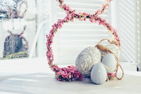 Великденски яйца с розови пъпки на маса