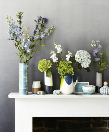 mantelscaping, rak perapian dengan vas keramik diisi dengan bunga segar